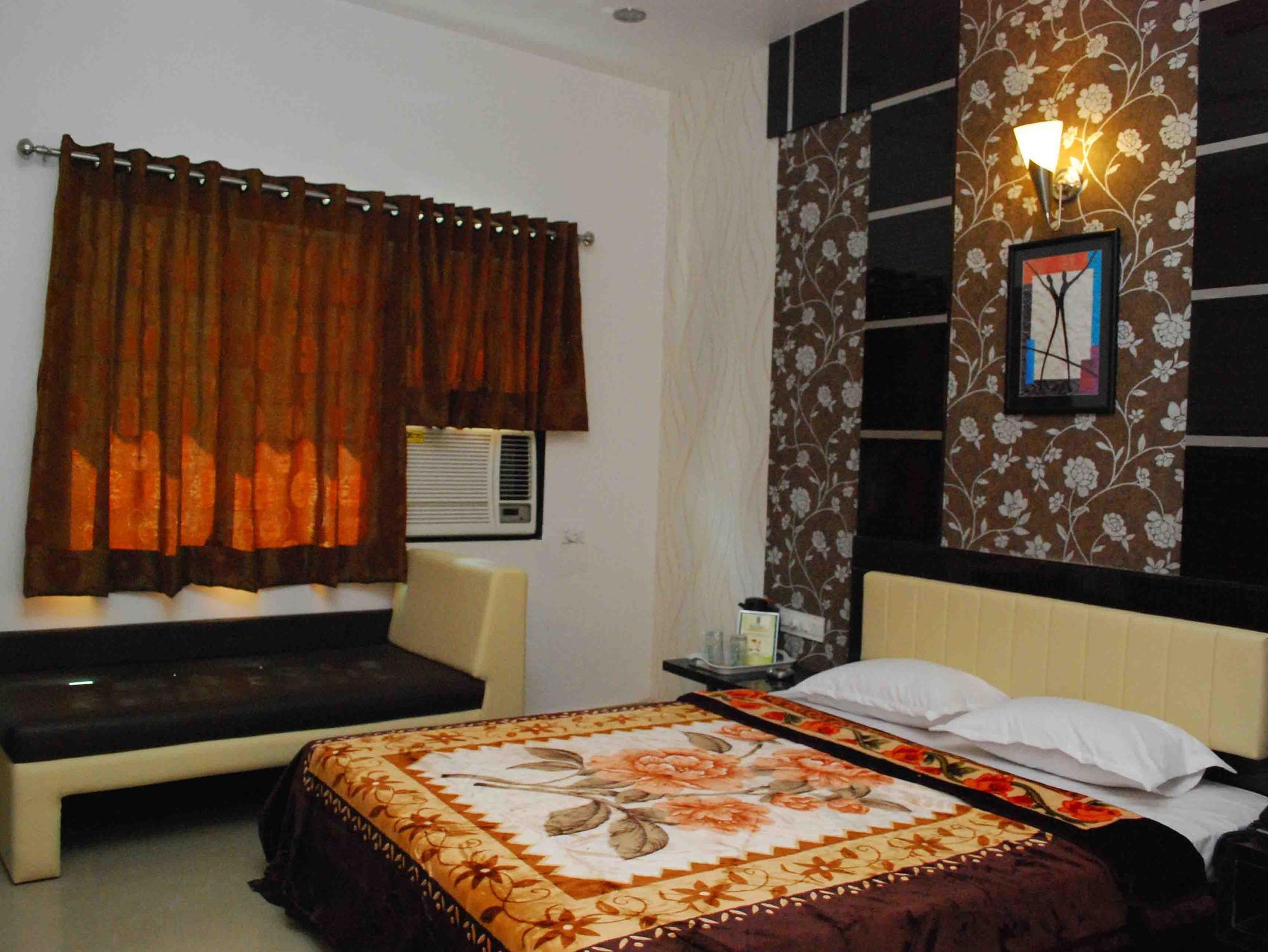 Oyo Flagship 19003 Hotel Rudra Mahal Ахмедабад Екстериор снимка