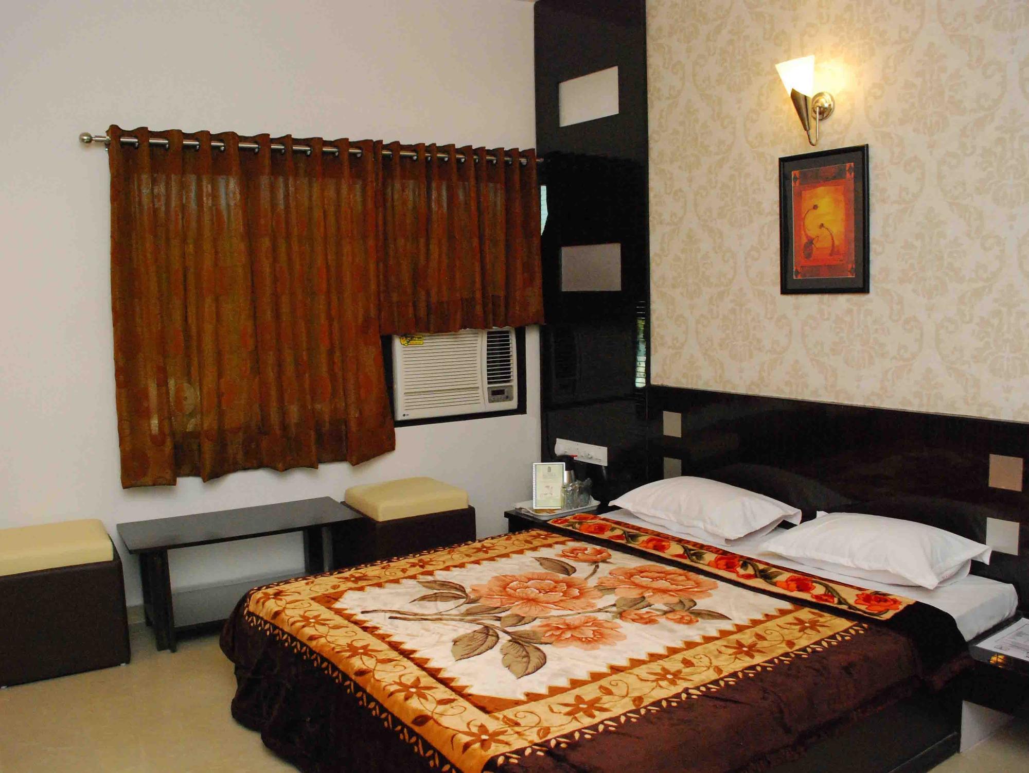 Oyo Flagship 19003 Hotel Rudra Mahal Ахмедабад Екстериор снимка