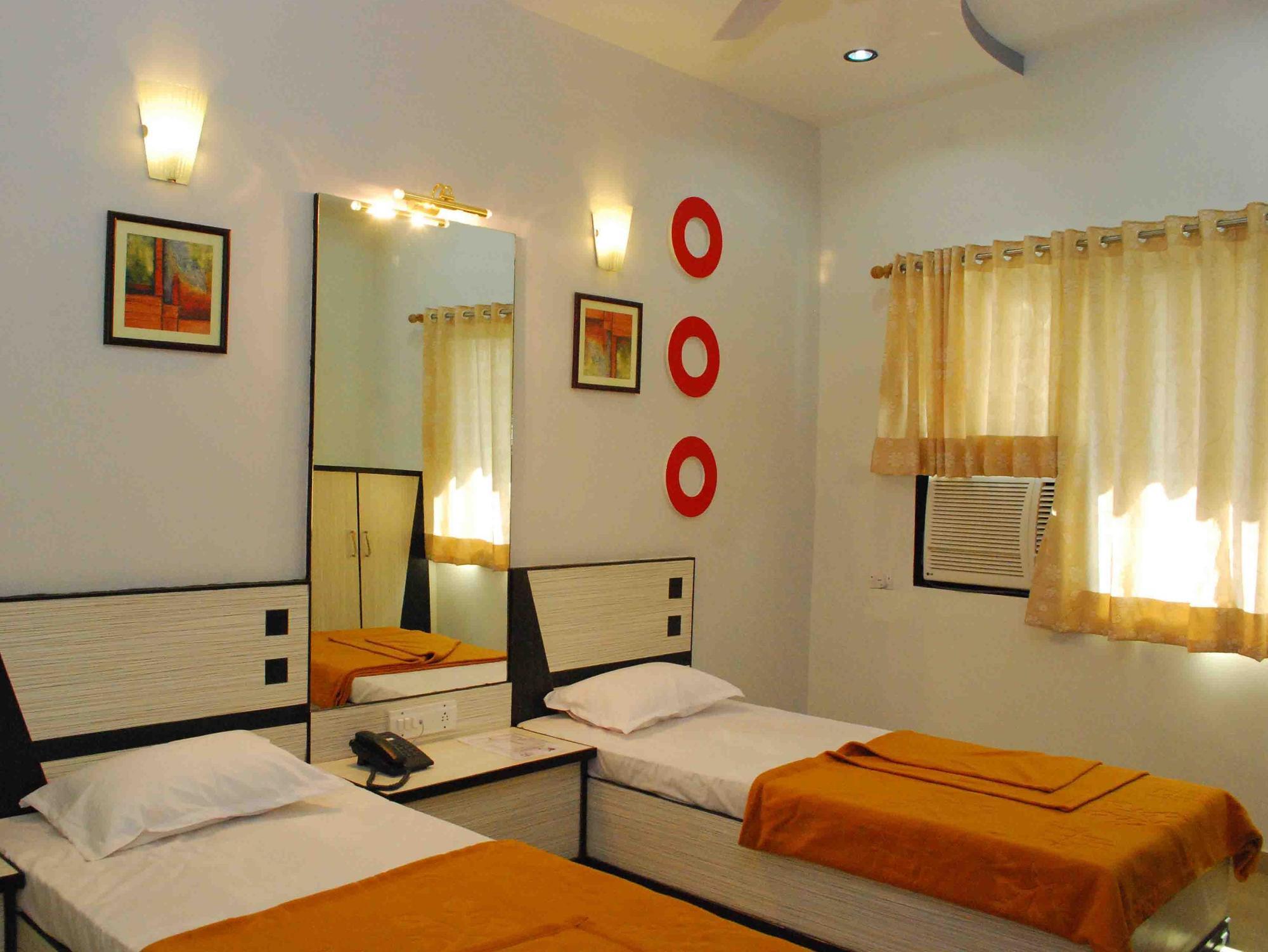 Oyo Flagship 19003 Hotel Rudra Mahal Ахмедабад Екстериор снимка