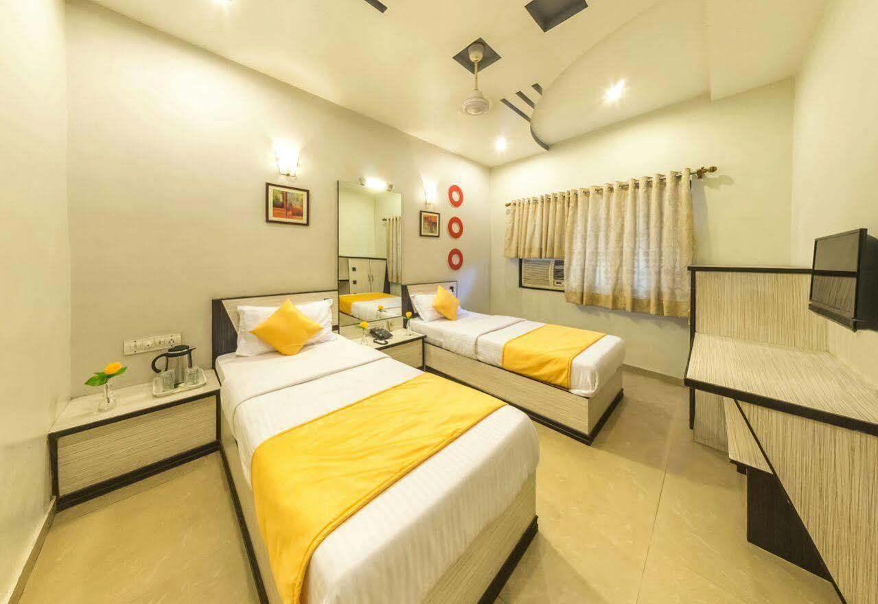 Oyo Flagship 19003 Hotel Rudra Mahal Ахмедабад Екстериор снимка